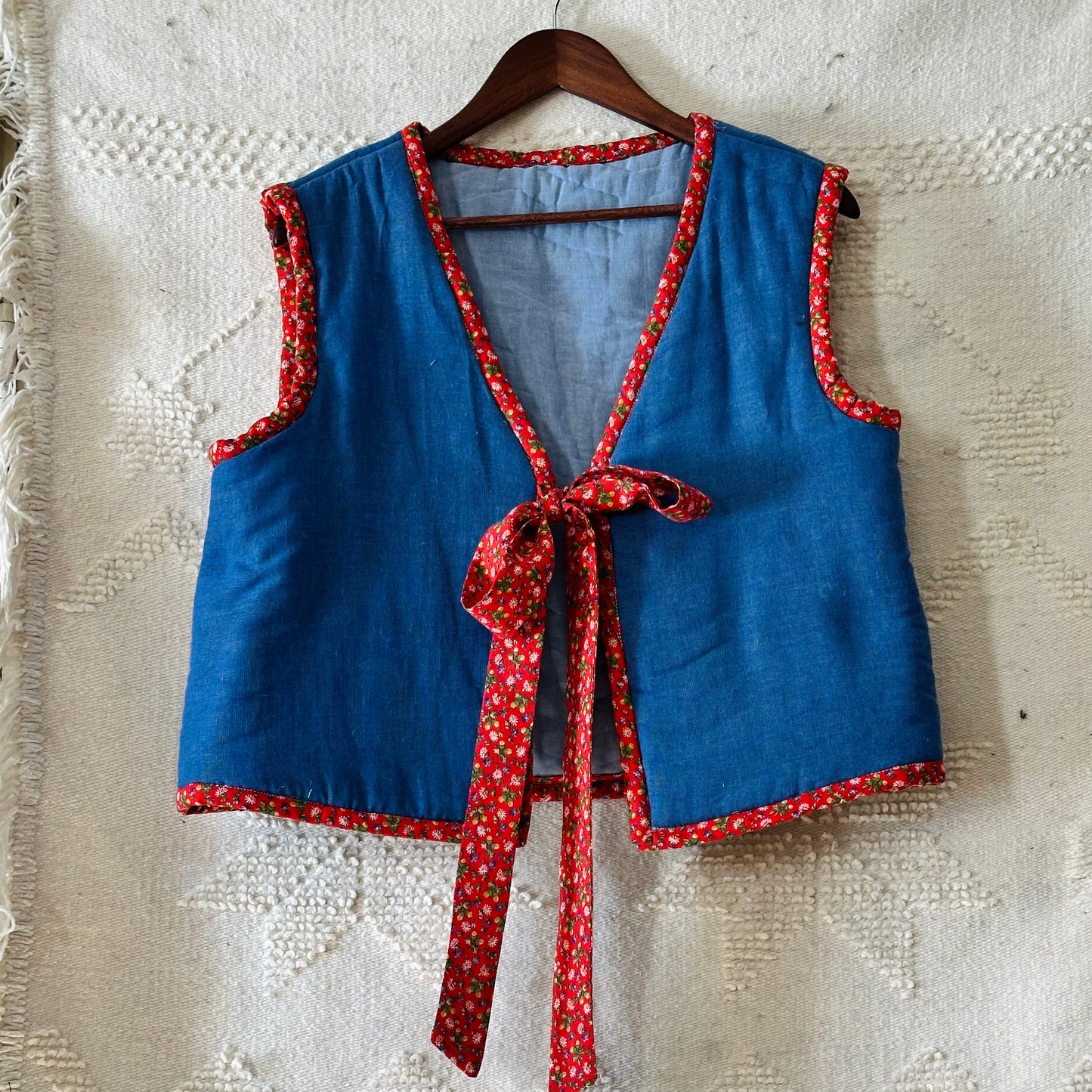 M/L Vestige Bow Vest - Dreamin'